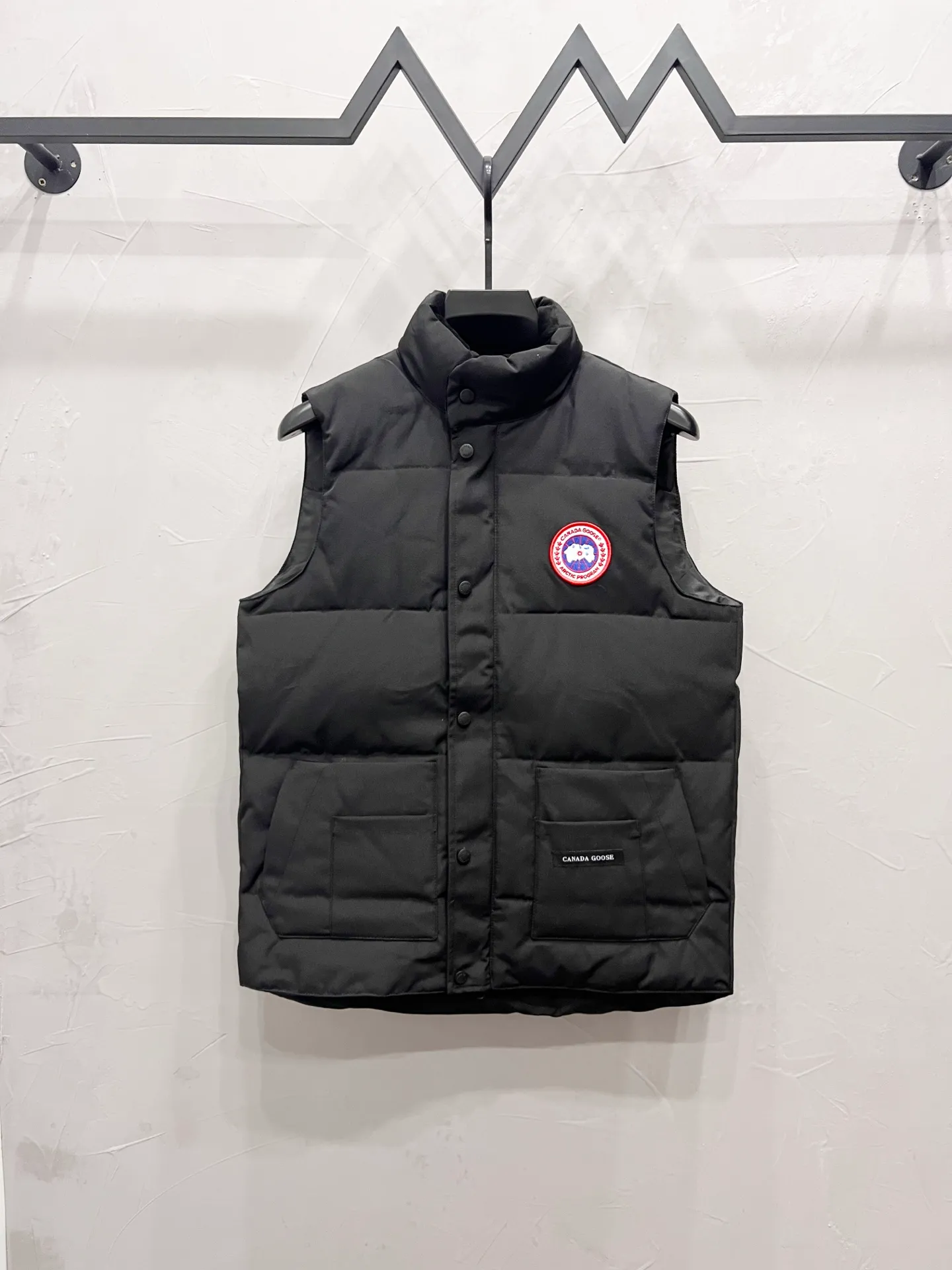 P330 model number: YC25 Canada goose/Canada Goose 4154M Freestyle Crew down vest, using international 50 down, genuine original clothing, pay attention to the version, YKK double zipper, velvet on the back collar, more warm, zippered hidden pocket on the inside, genuine mesh pockets on the inside. If you need to compare with the genuine product, check it out at any time. All accessories are made by the original factory. The fabric is molded and customized according to the original version. It can be restored by kneading it at will (fabric interpretation: the harder the fabric, the better the waterproof performance. Only those who buy the latest authentic version this year will notice the softness and comfort of the fabric. Soft fabrics are waterproof and have memory rebound function, which is the authentic fabric). The down is synchronized with genuine white duck down, fluffy and not clumps. The original version of Big Goose is white duck down. It is not the goose down boasted by the world's random copywriting. It can be verified through any official channel. Customized authentic YKK double zipper military-grade copper core zipper puller. High hardness and no jamming. The original smoothness is restored. The workmanship and wiring are all controlled by workers with more than ten years of service. They must be horizontal and vertical. No crookedness. The inner wiring density is more sophisticated. Feel free to compare. Big goose label. Collar label. Washed label. Hangtag. Zipper rope. Pocket label. Collar velvet. Buttons. All details are updated simultaneously with the original version. The best version. A fighter in a world-famous vest. Compare to the entire network. Color: Black White Navy Blue Gray Gray Gray Label Size: S-XXL
